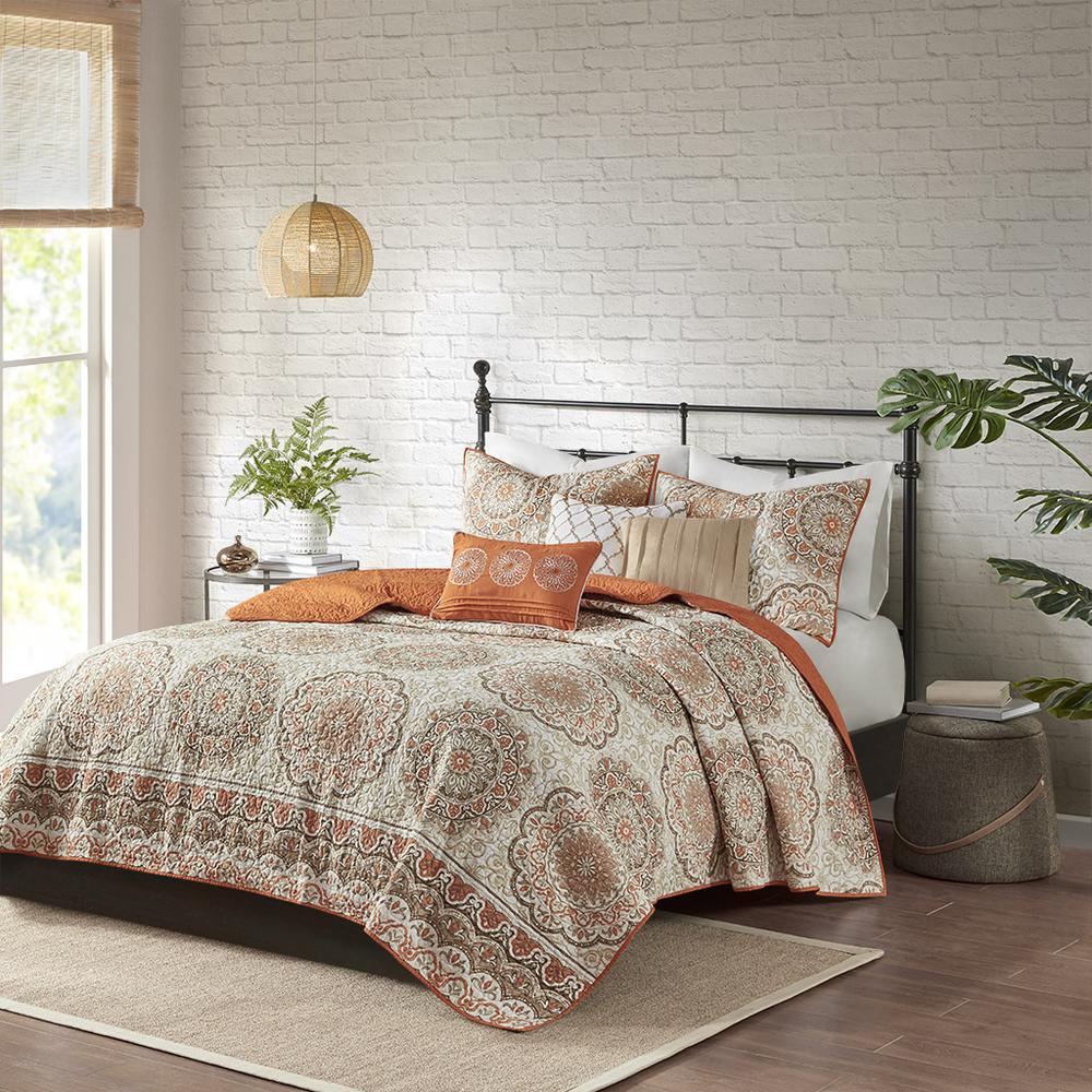 6 Piece Reversible Quilt Set with Throw Pillows. Picture 4