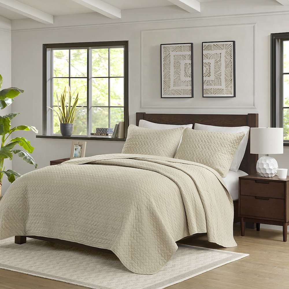 3 Piece Luxurious Oversized Quilt Set. Picture 4