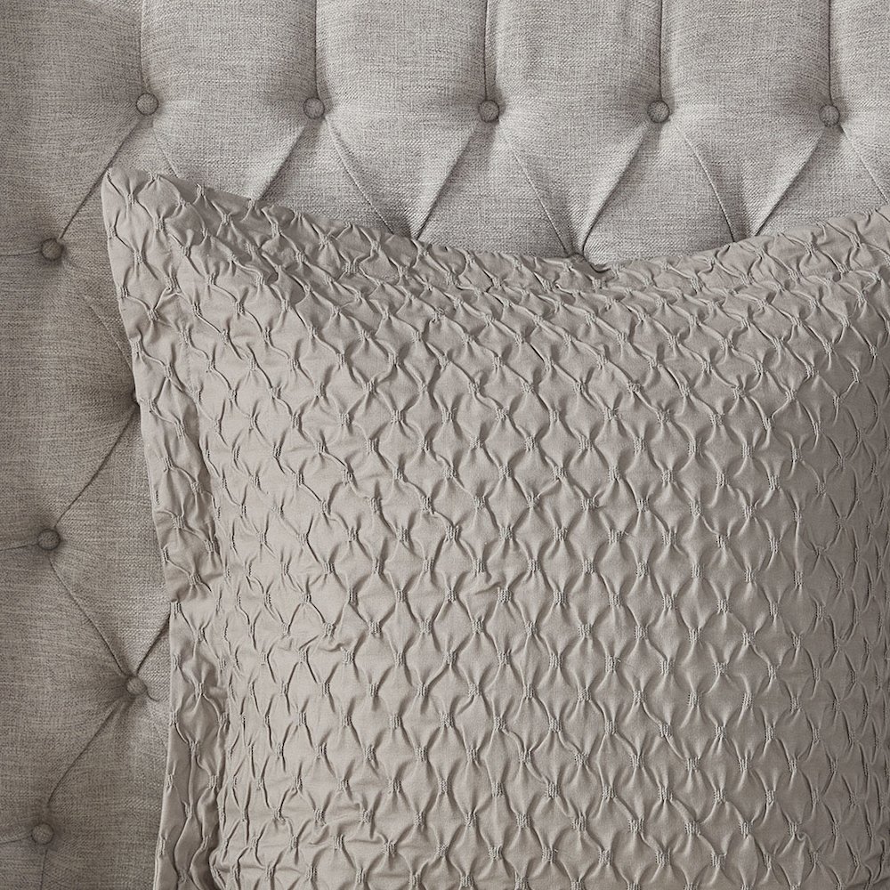 Comforter Queen 8 Piece Set. Picture 2