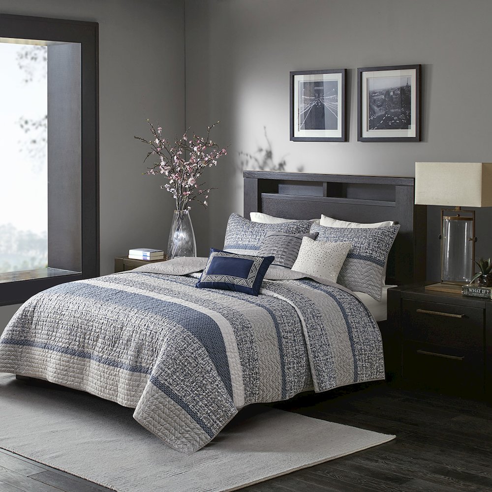 6 Piece Reversible Jacquard Quilt Set with Throw Pillows. Picture 4
