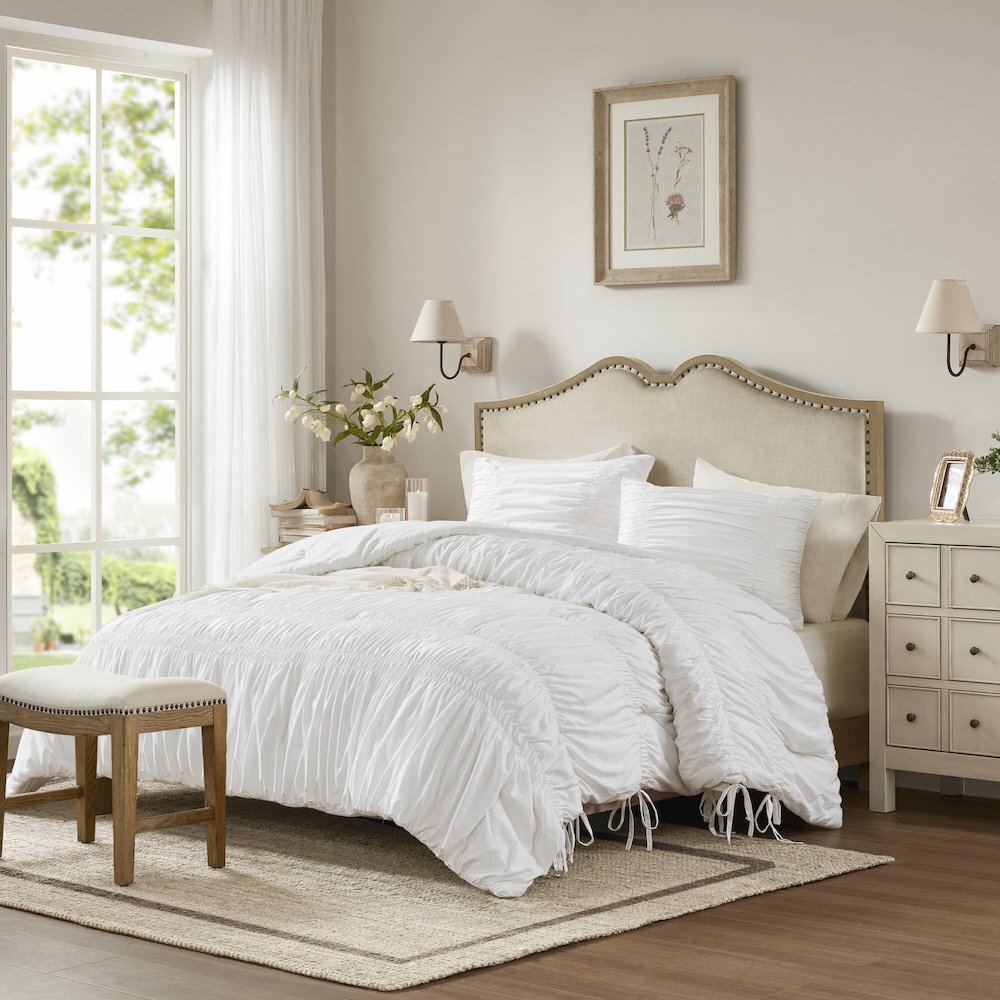 Mia Comforter Set, White color. Picture 1