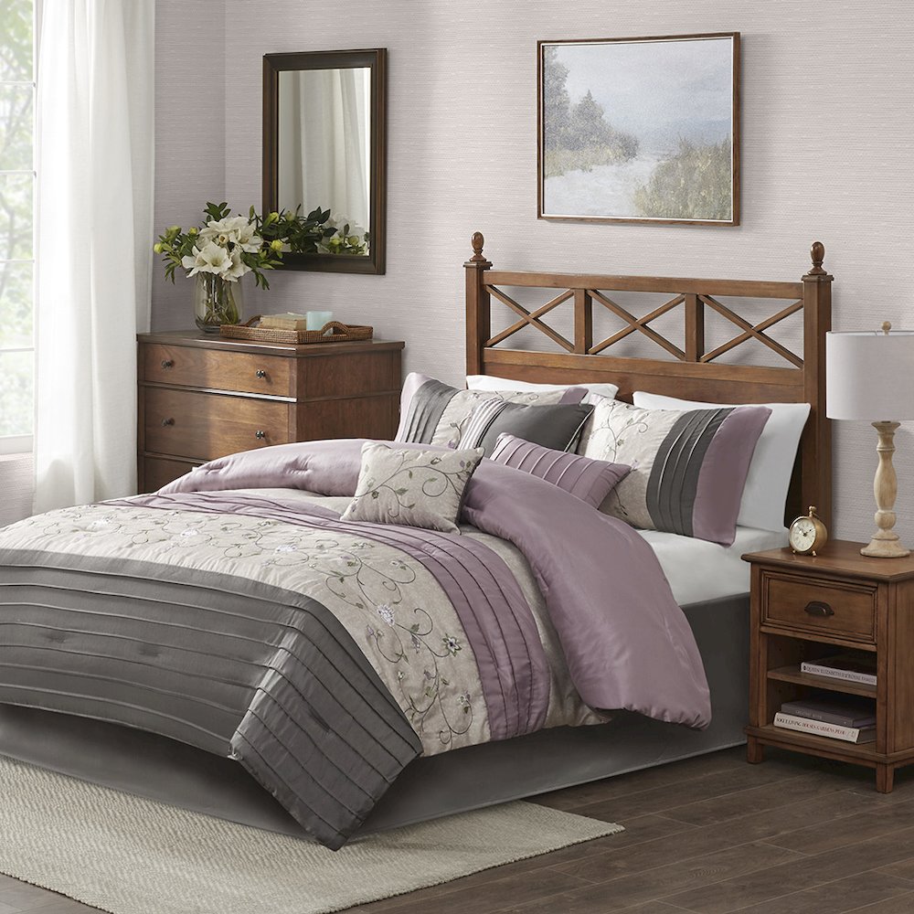 Embroidered 7 Piece Comforter Set. Picture 4
