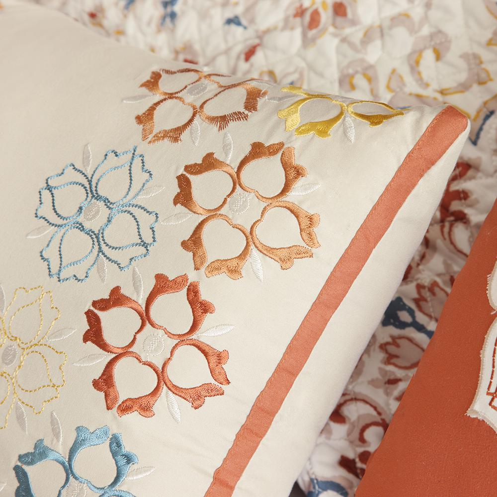 6 Piece Printed Quilt Set with Throw Pillows. Picture 3