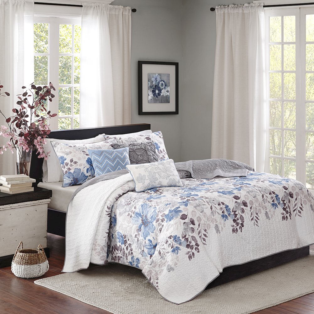 6 Piece Printed Quilt Set with Throw Pillows. Picture 1