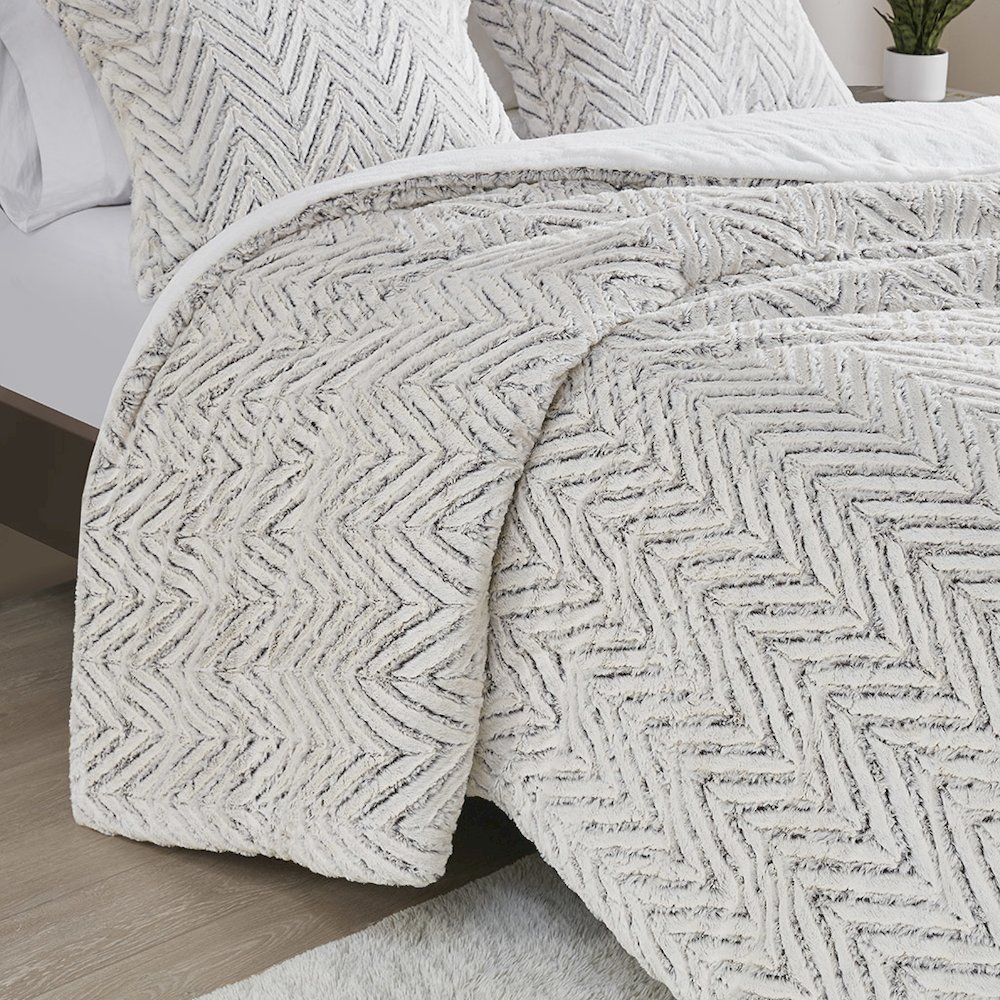 Ultra Plush Down Alternative Comforter Set. Picture 3