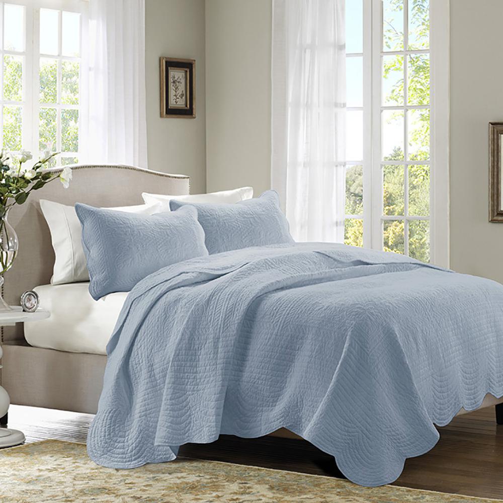 3 Piece Reversible Scalloped Edge Quilt Set. Picture 1