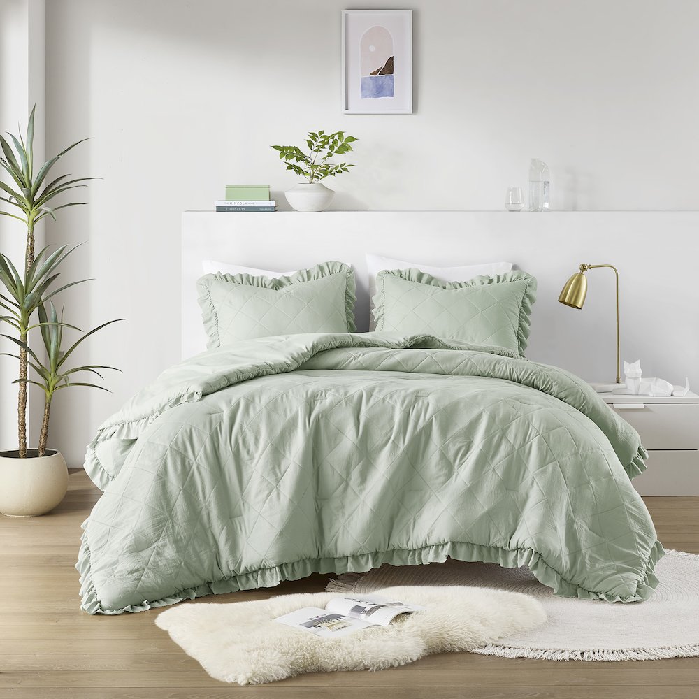 Diamond Quilted Ruffle Edge Comforter Set. Picture 1