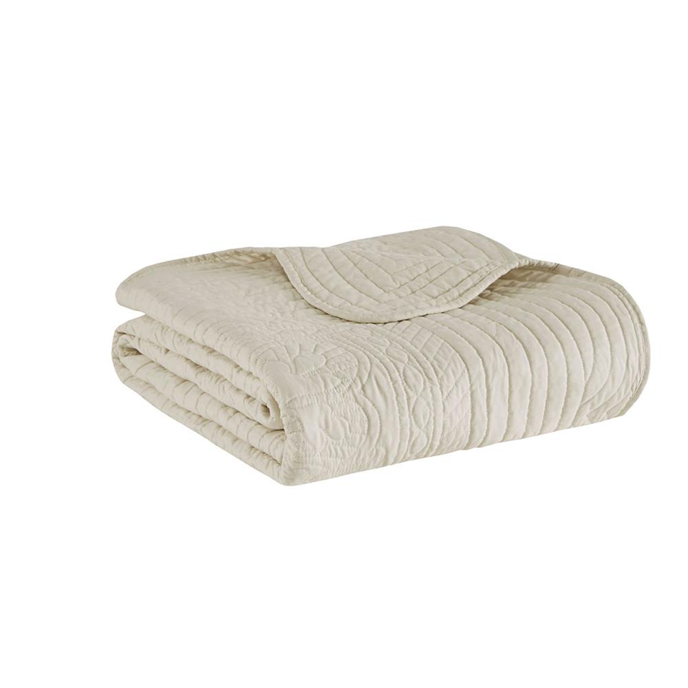 Oversized Quilted Throw with Scalloped Edges. Picture 3