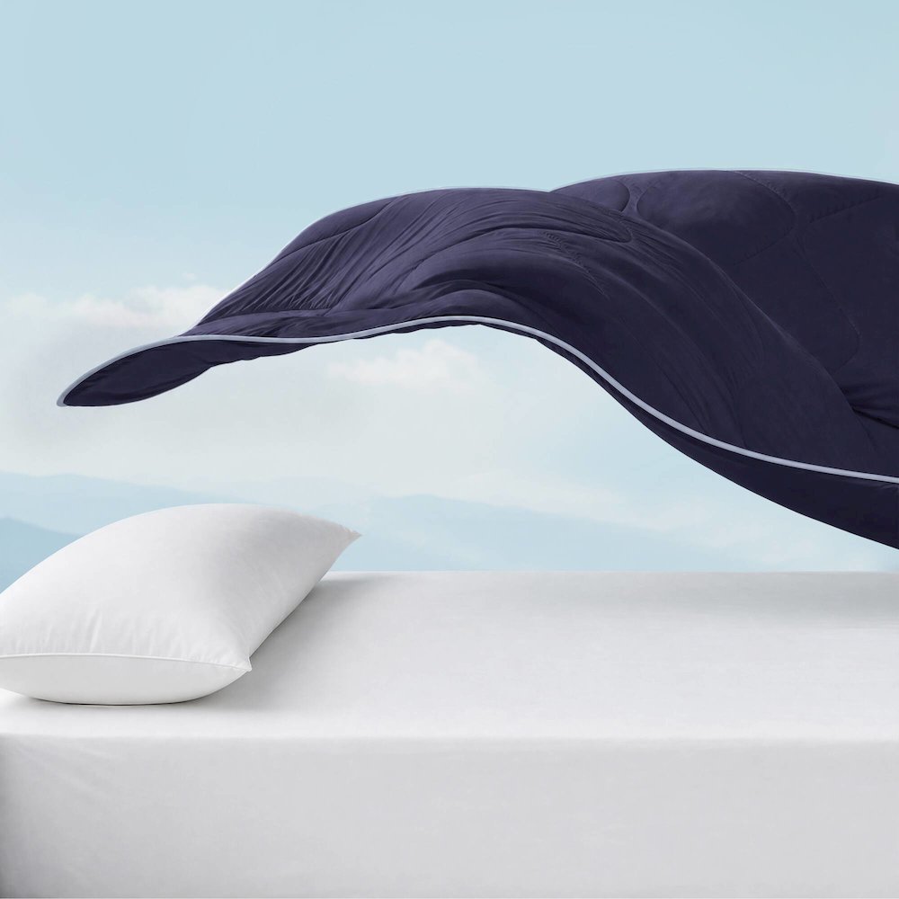 Cooling Lightweight Down Alternative Comforter. Picture 4