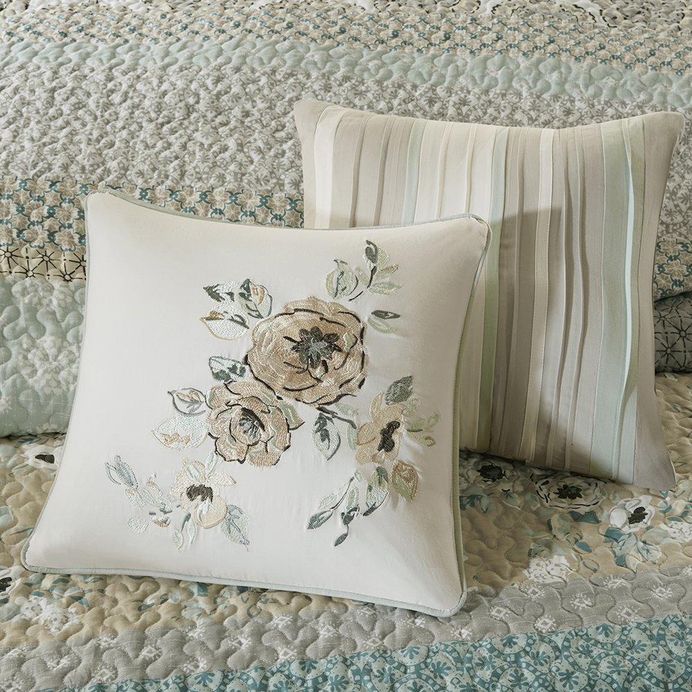 6 Piece Cotton Quilt Set with Throw Pillows. Picture 5