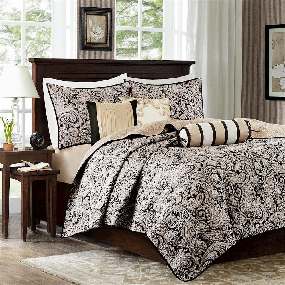 6 Piece Jacquard Quilt Set with Throw Pillows. Picture 1