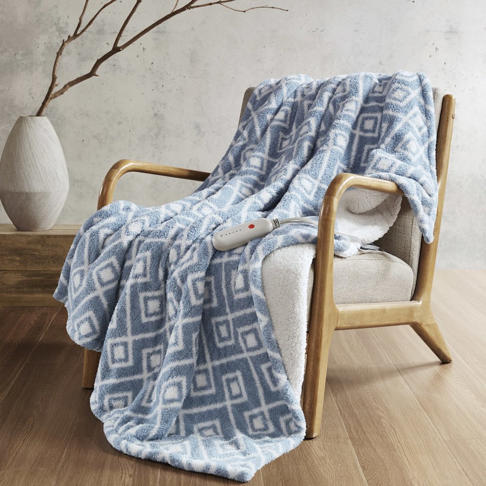 Amira Dream Soft Heated Throw in Blue Geo. Picture 2