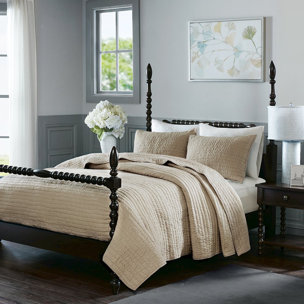 3 Piece Hand Quilted Cotton Quilt Set. Picture 4