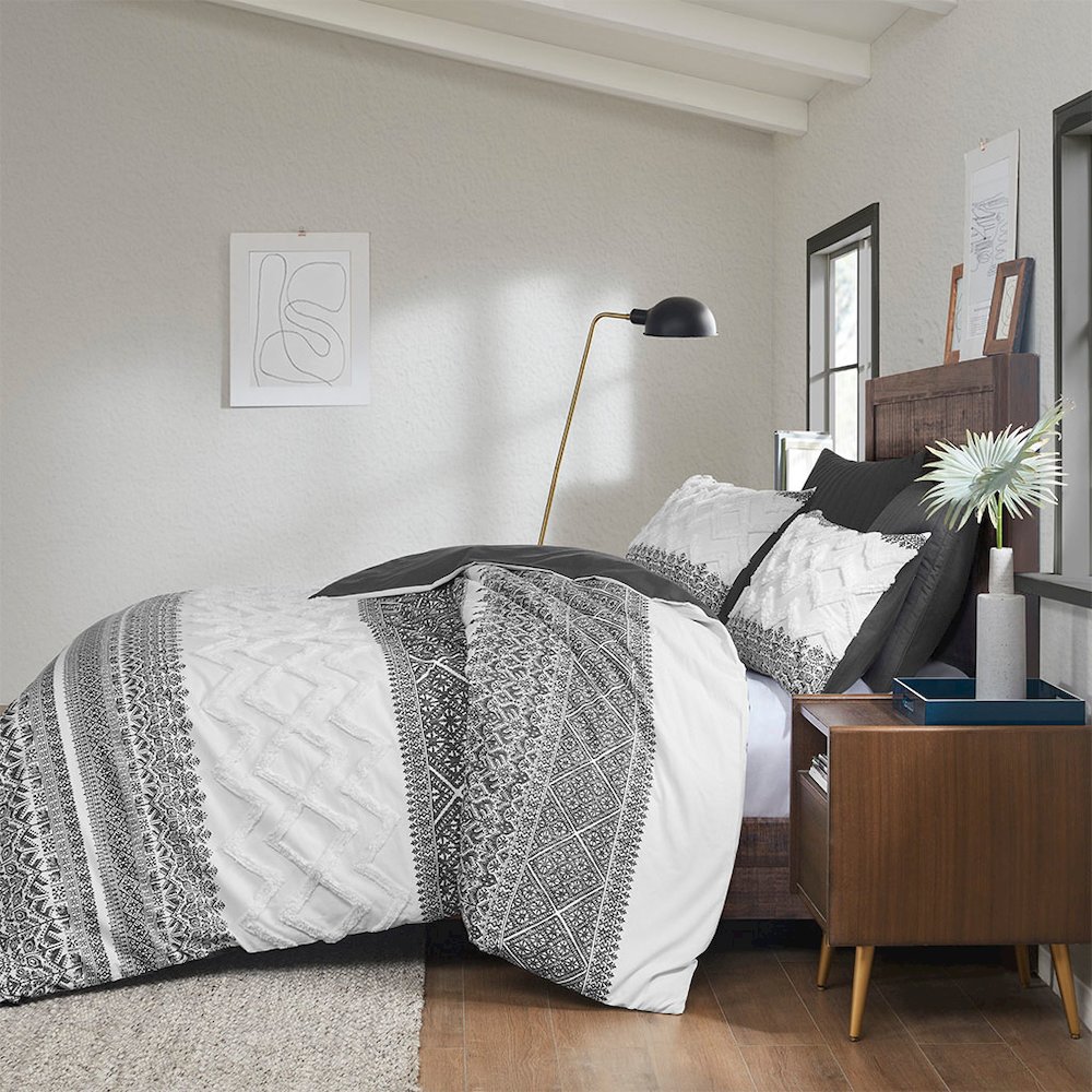 3 Piece Cotton Duvet Cover Set with Chenille Tufting. Picture 3