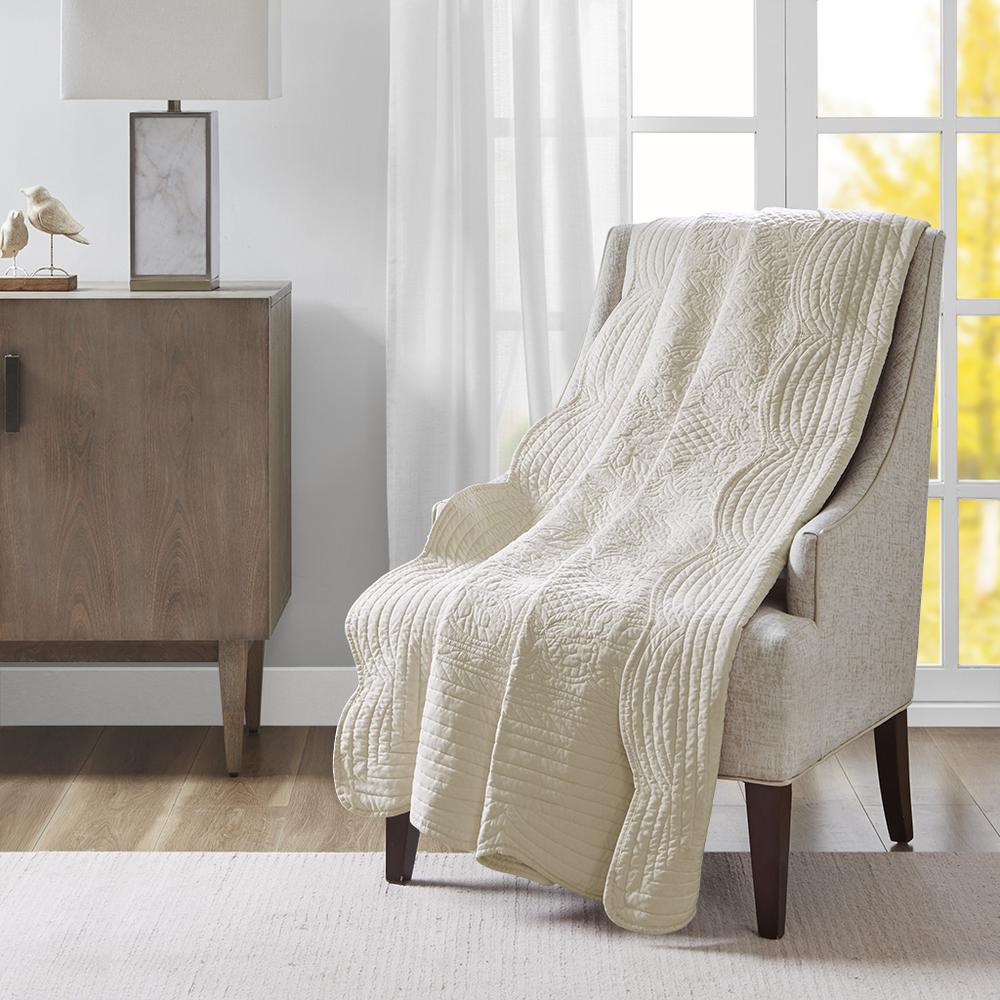 Oversized Quilted Throw with Scalloped Edges. Picture 4