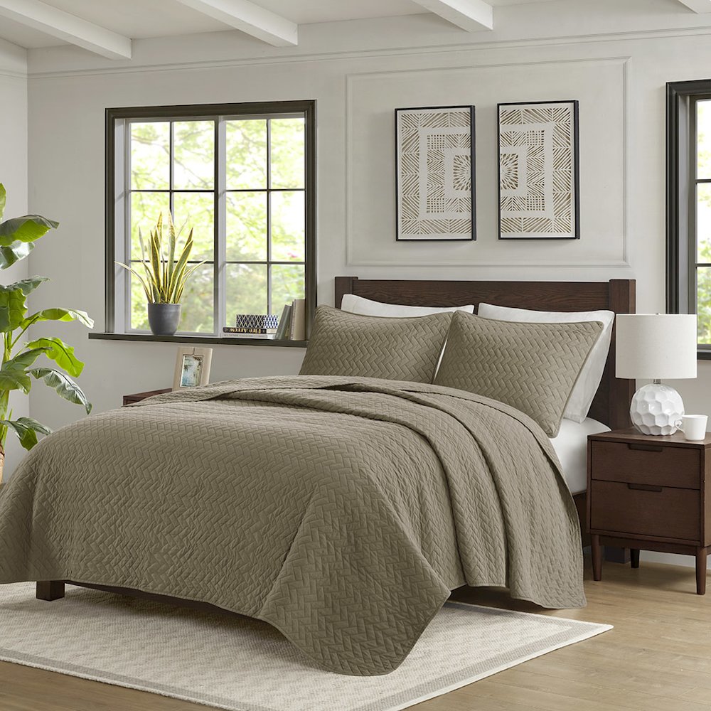 3 Piece Luxurious Oversized Quilt Set. Picture 4