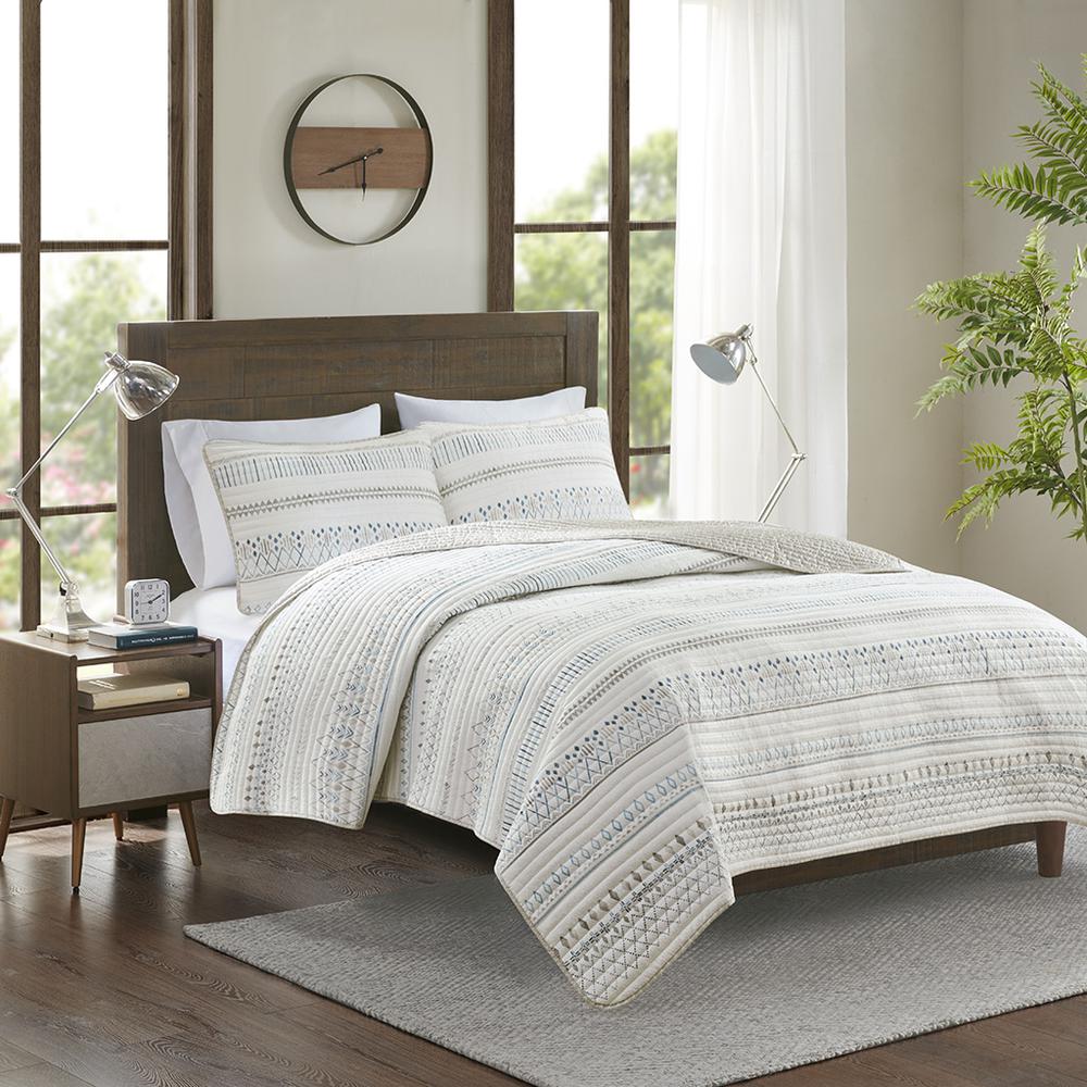 3 Piece Printed Microfiber Seersucker Quilt Set. Picture 4