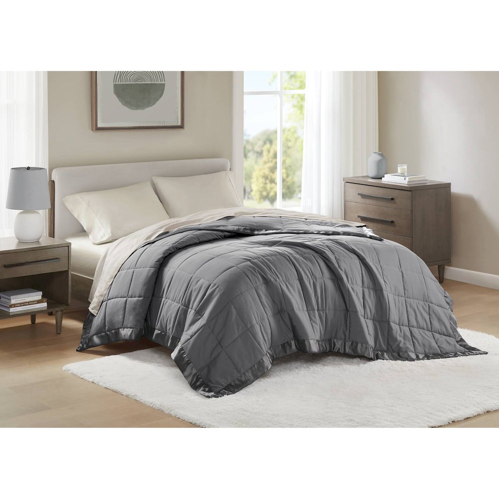 Windom Lightweight Down Alternative Blanket with Satin Trim. Picture 1