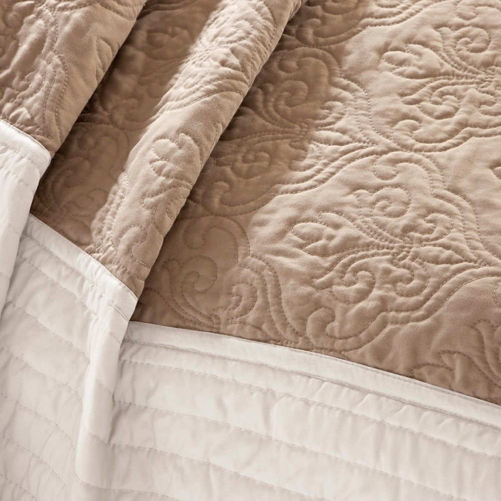7 Piece Quilt Set with Euro Shams and Throw Pillows. Picture 1