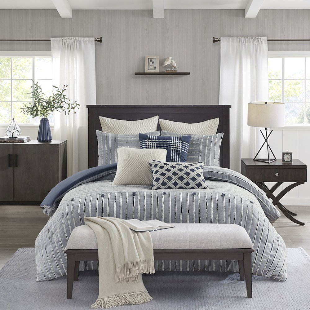 Cotton Clipped Jacquard Comforter Set with Euro Shams and Throw Pillows. Picture 3