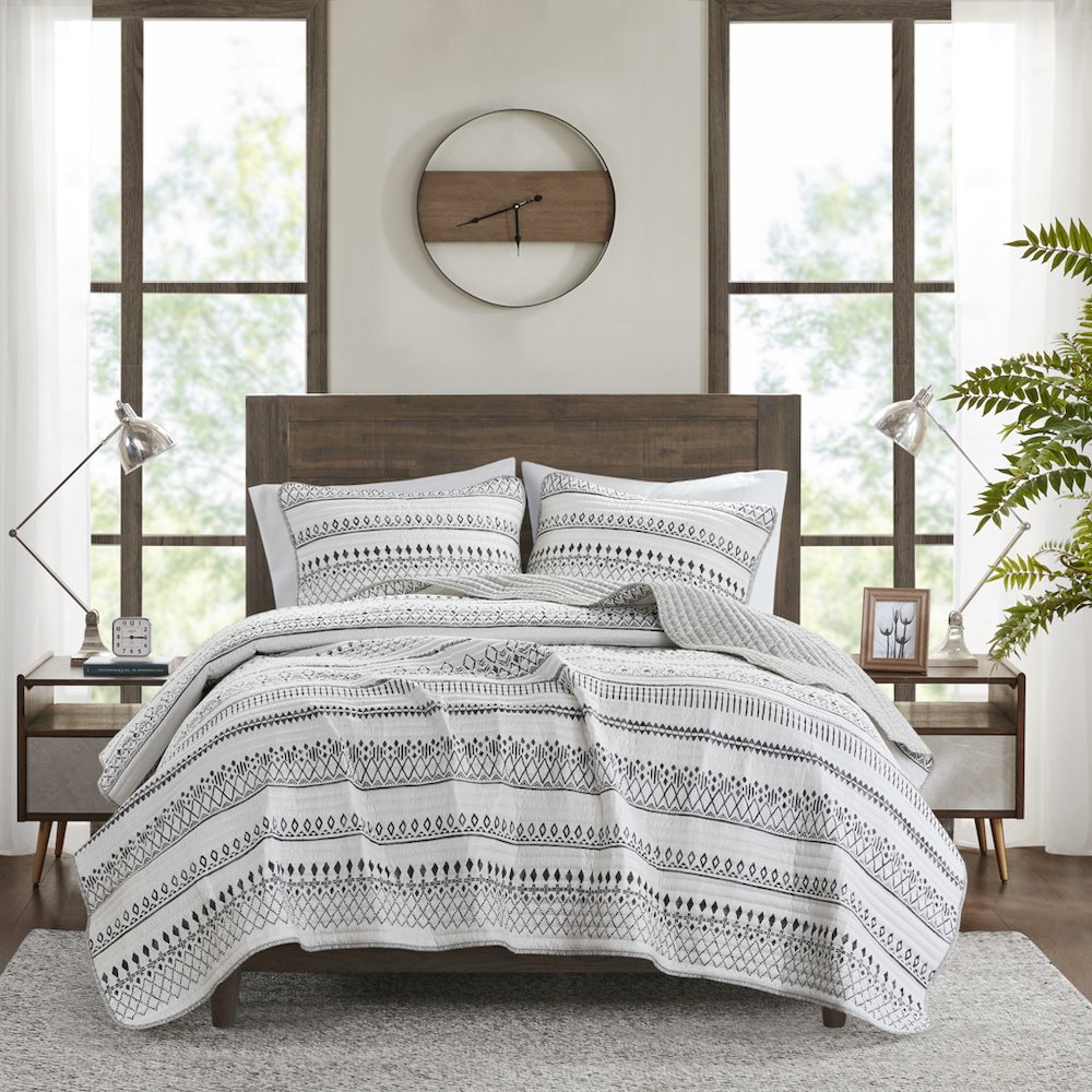 3 Piece Printed Microfiber Seersucker Quilt Set. Picture 4