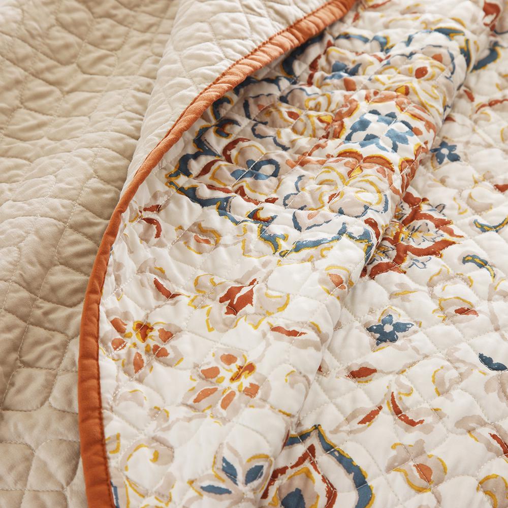 6 Piece Printed Quilt Set with Throw Pillows. Picture 1