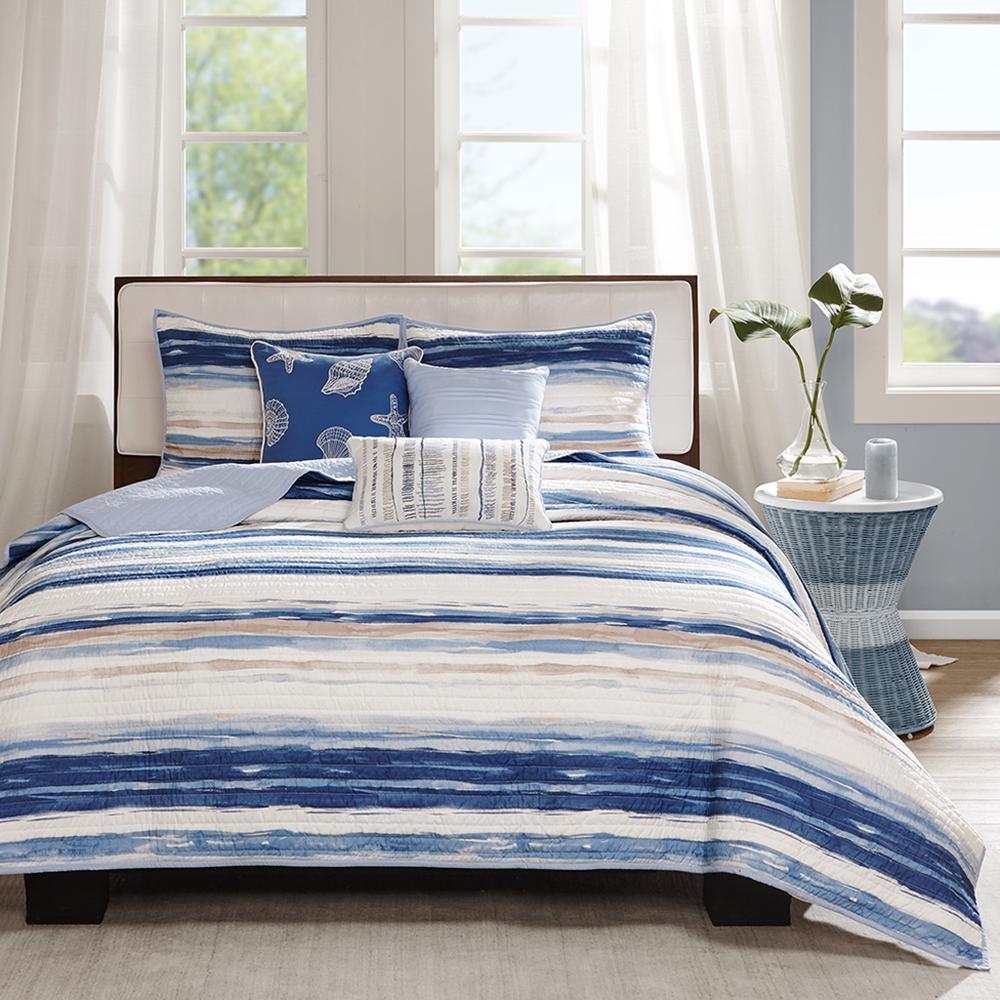 6 Piece Printed Quilt Set with Throw Pillows. Picture 3