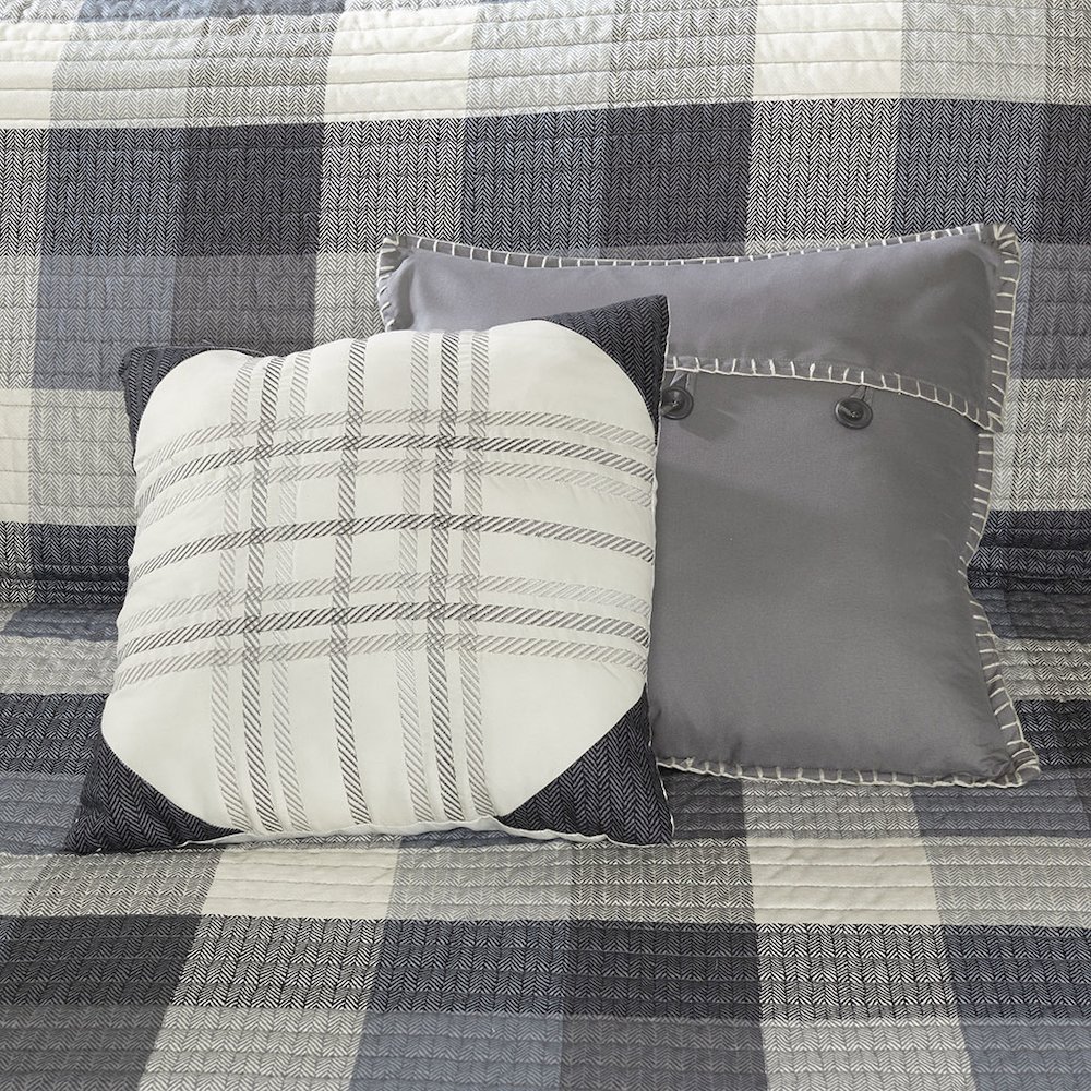 6 Piece Printed Herringbone Quilt Set with Throw Pillows. Picture 1