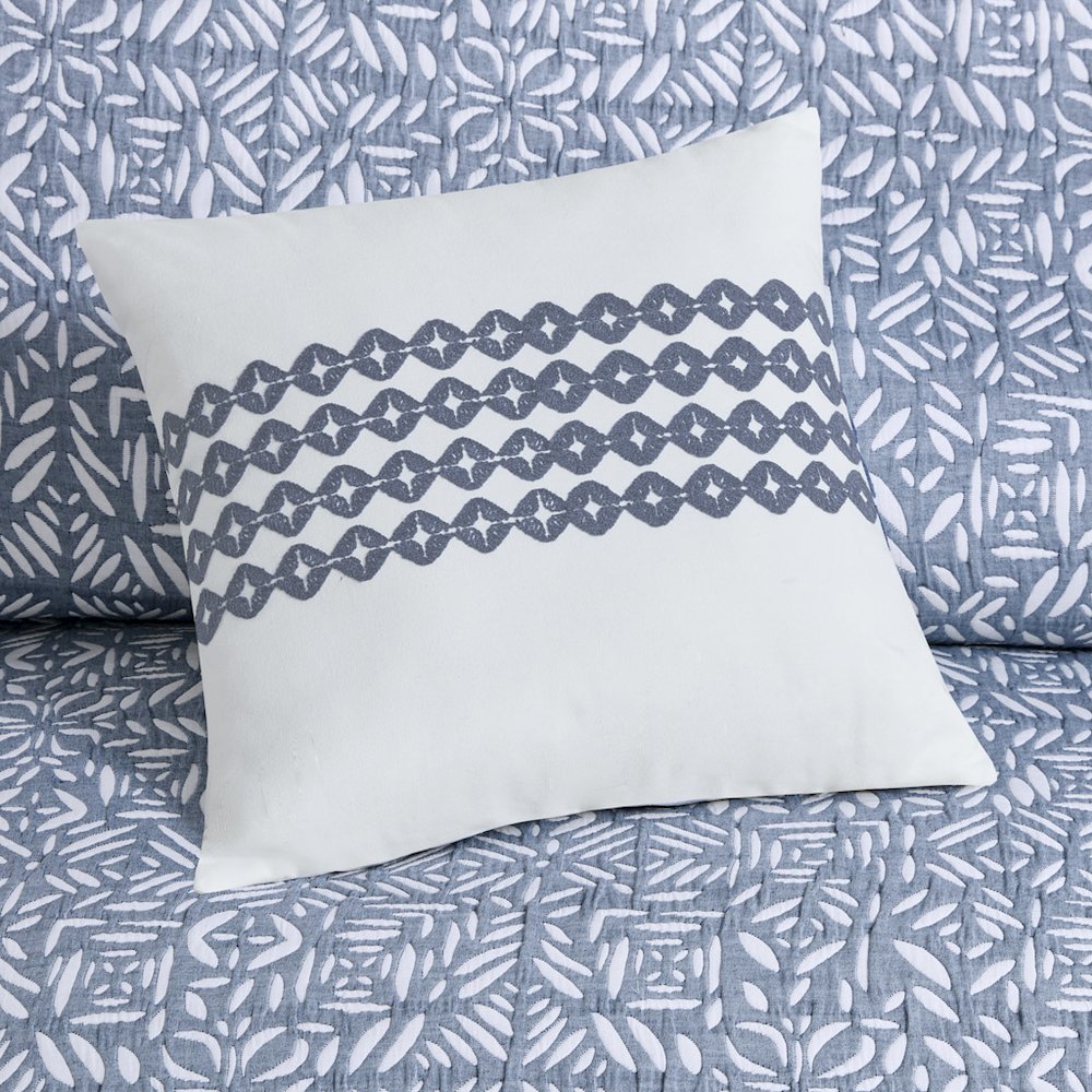 4 Piece Oversized Reversible Matelasse Quilt Set with Throw Pillow. Picture 1