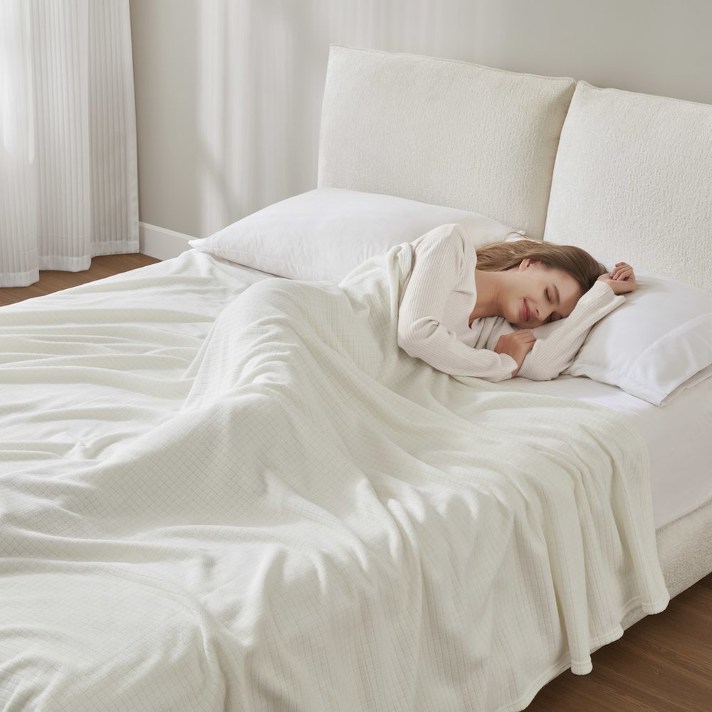 Microfleece Blanket in Ivory Color. Picture 3