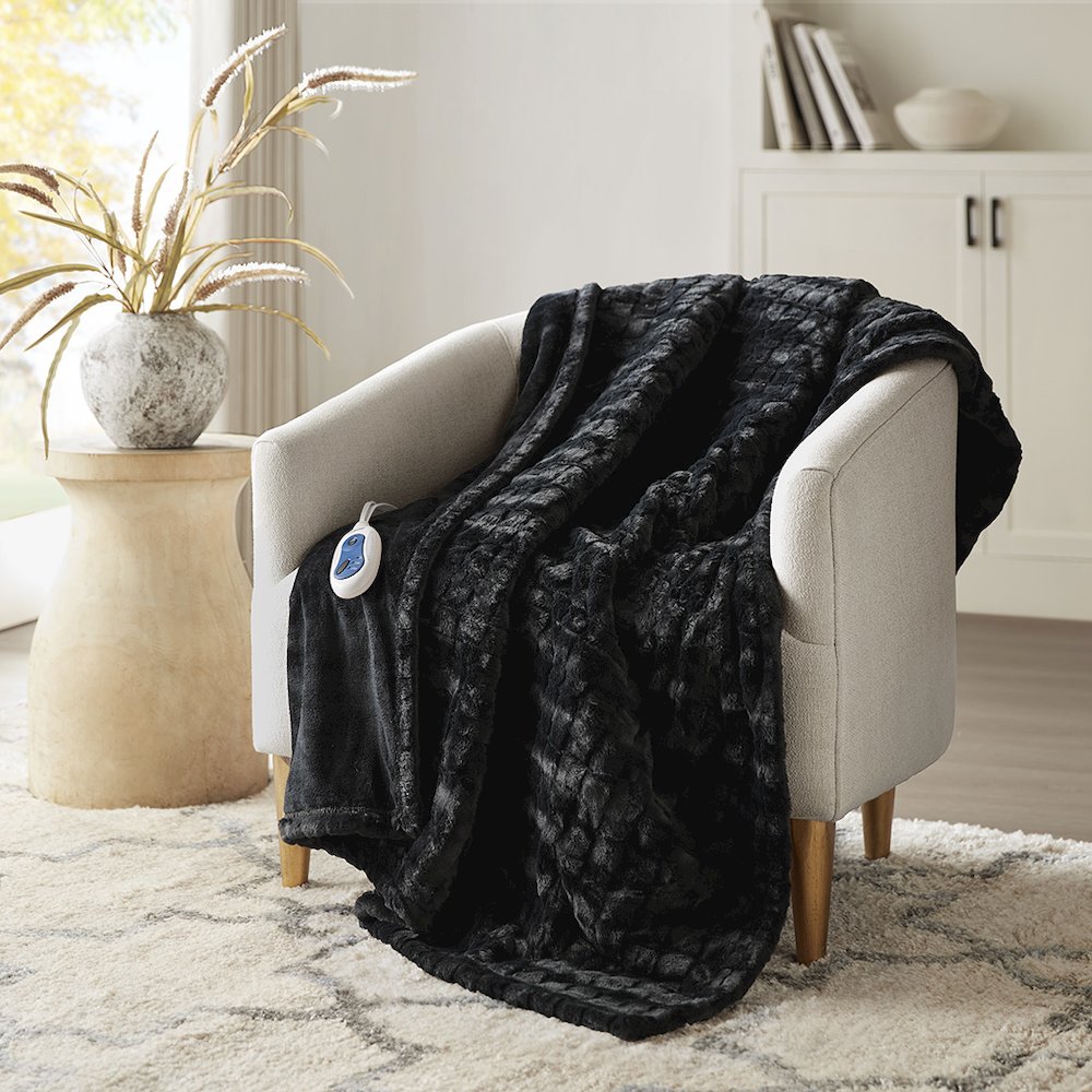 Zuri Oversized Faux Fur Heated Throw in Black Texture. Picture 3