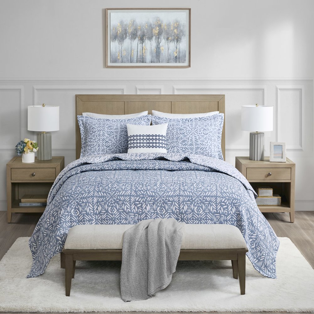 4 Piece Oversized Reversible Matelasse Quilt Set with Throw Pillow. Picture 3