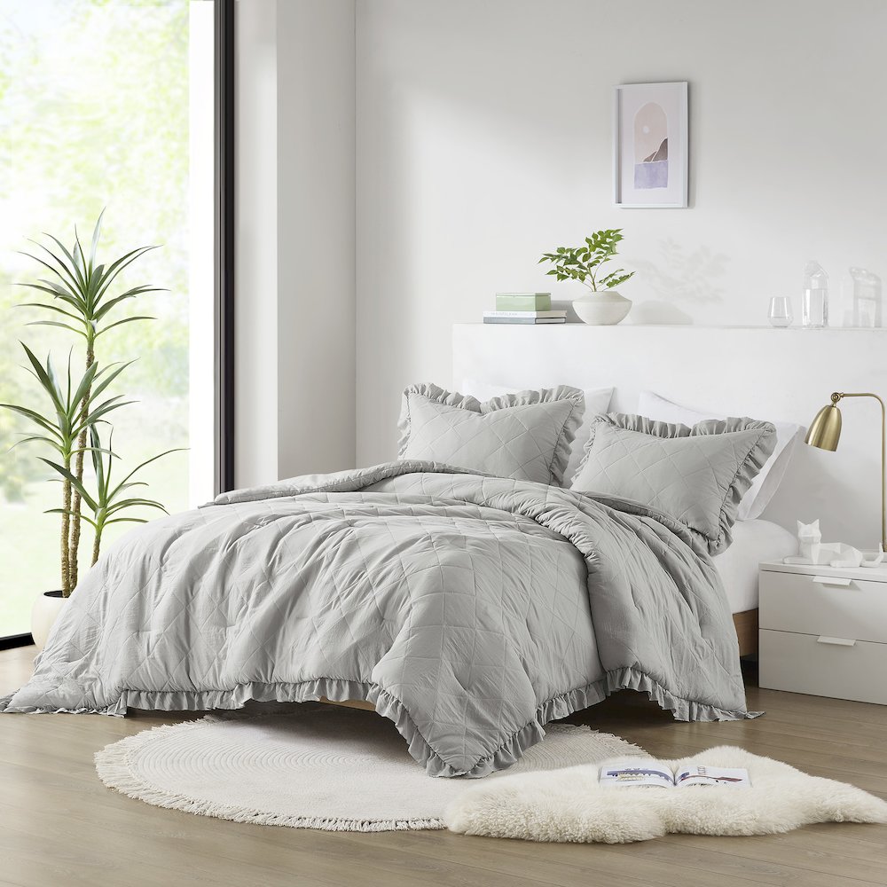 Diamond Quilted Ruffle Edge Comforter Set. Picture 2