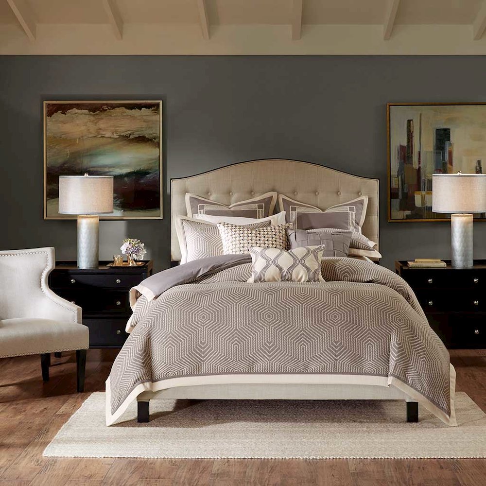 Comforter Set. Picture 2
