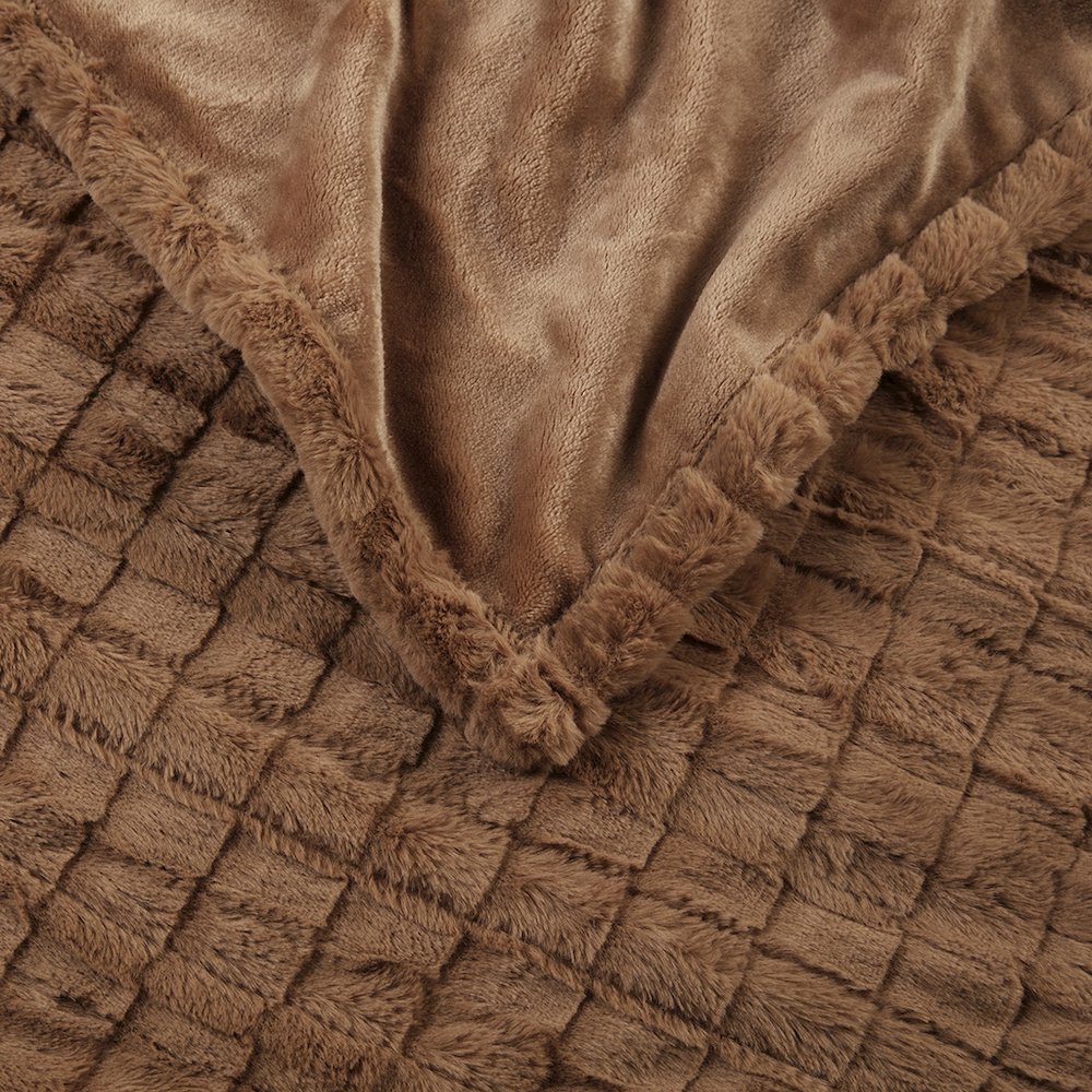 Zuri Oversized Faux Fur Heated Throw in Brown Texture. Picture 4