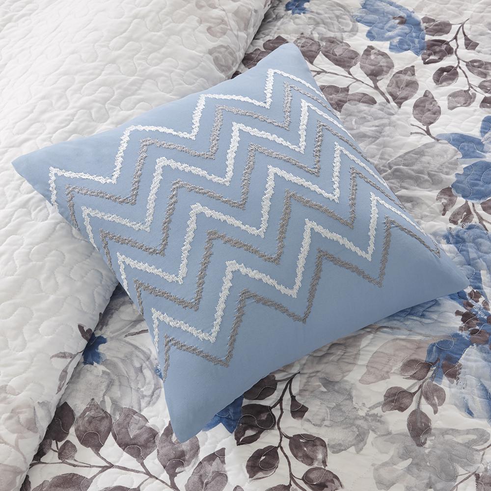 6 Piece Printed Quilt Set with Throw Pillows. Picture 4