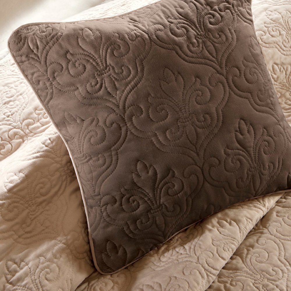 7 Piece Quilt Set with Euro Shams and Throw Pillows. Picture 2