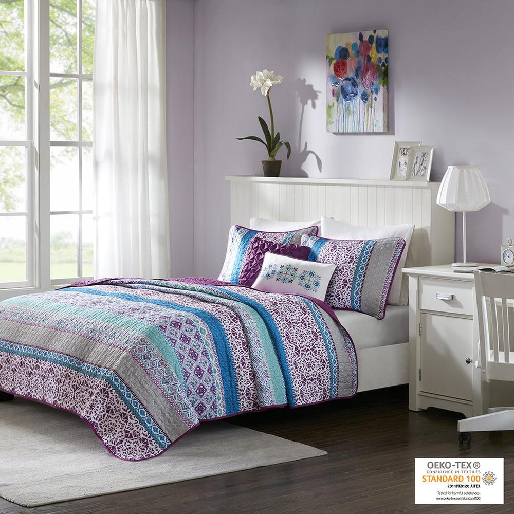 Reversible Quilt Set with Throw Pillows. Picture 4