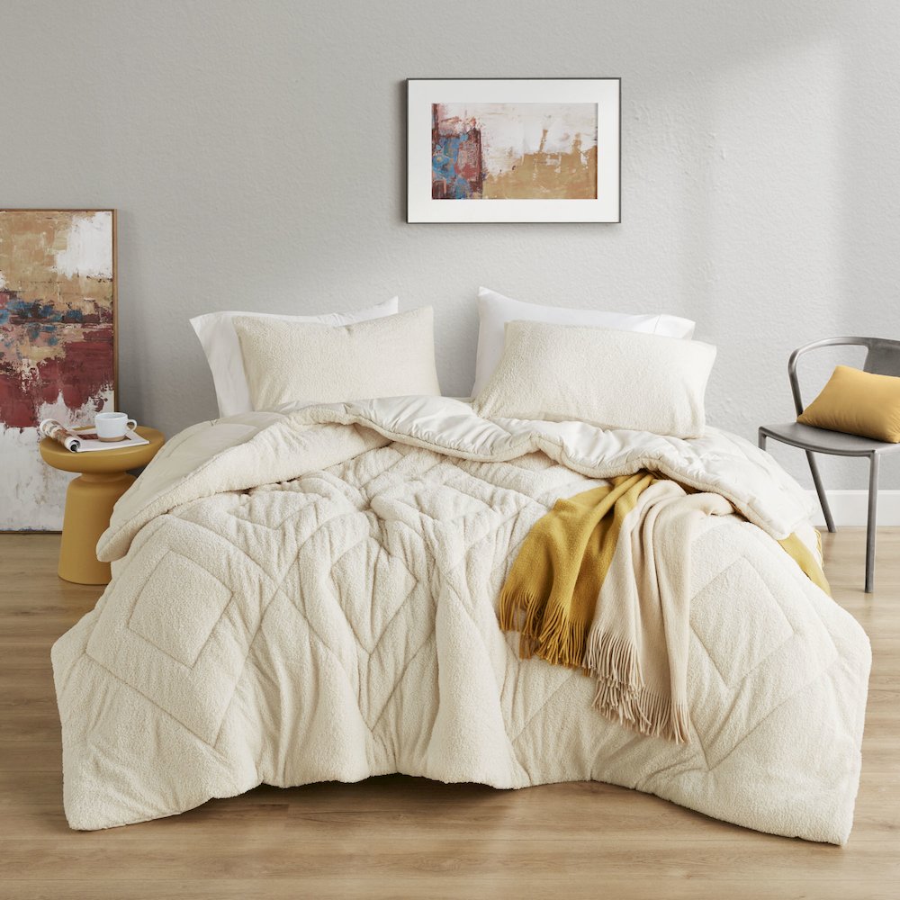 Double Diamond Quilted Teddy Comforter Set. Picture 1