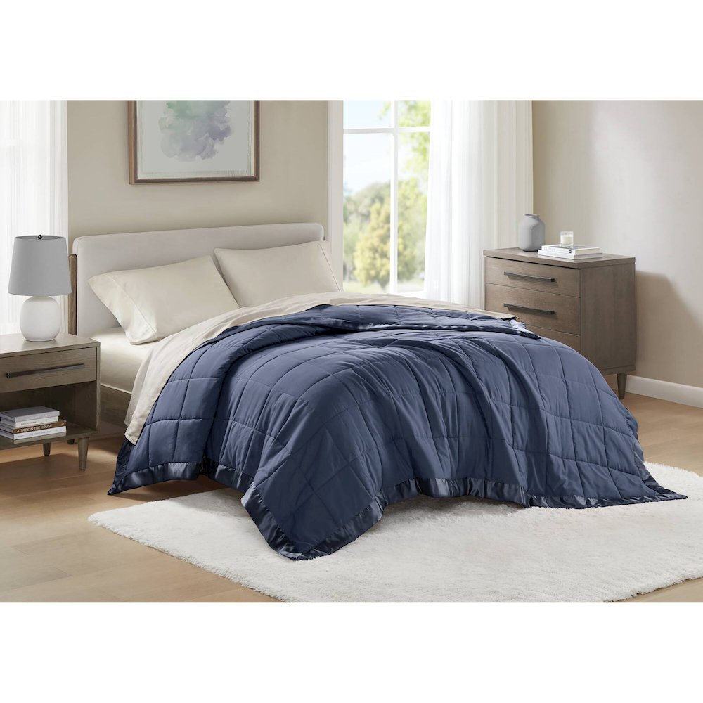 Windom Lightweight Down Alternative Blanket with Satin Trim. Picture 1