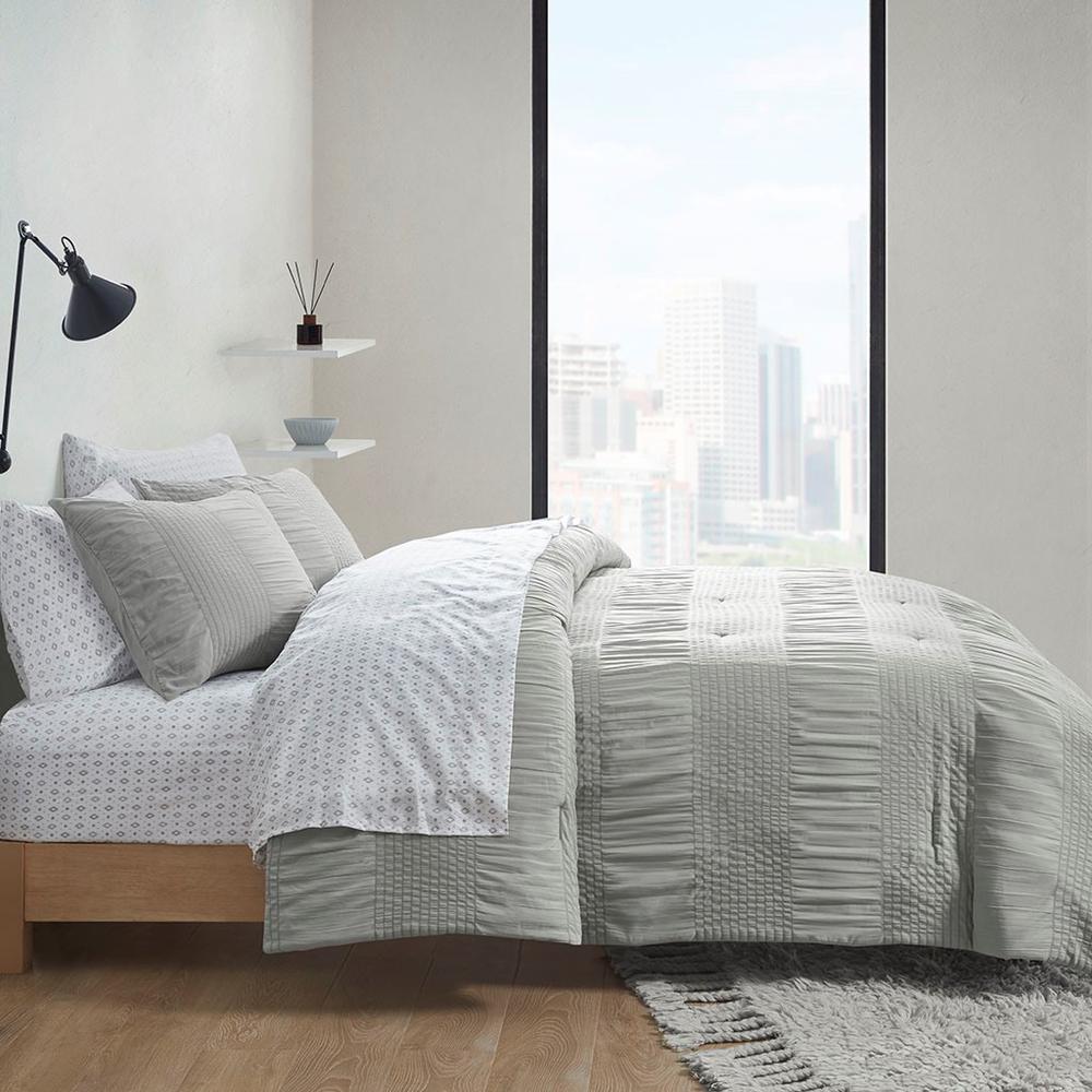 100% Polyester 5 Piece Comforter Set. Picture 3