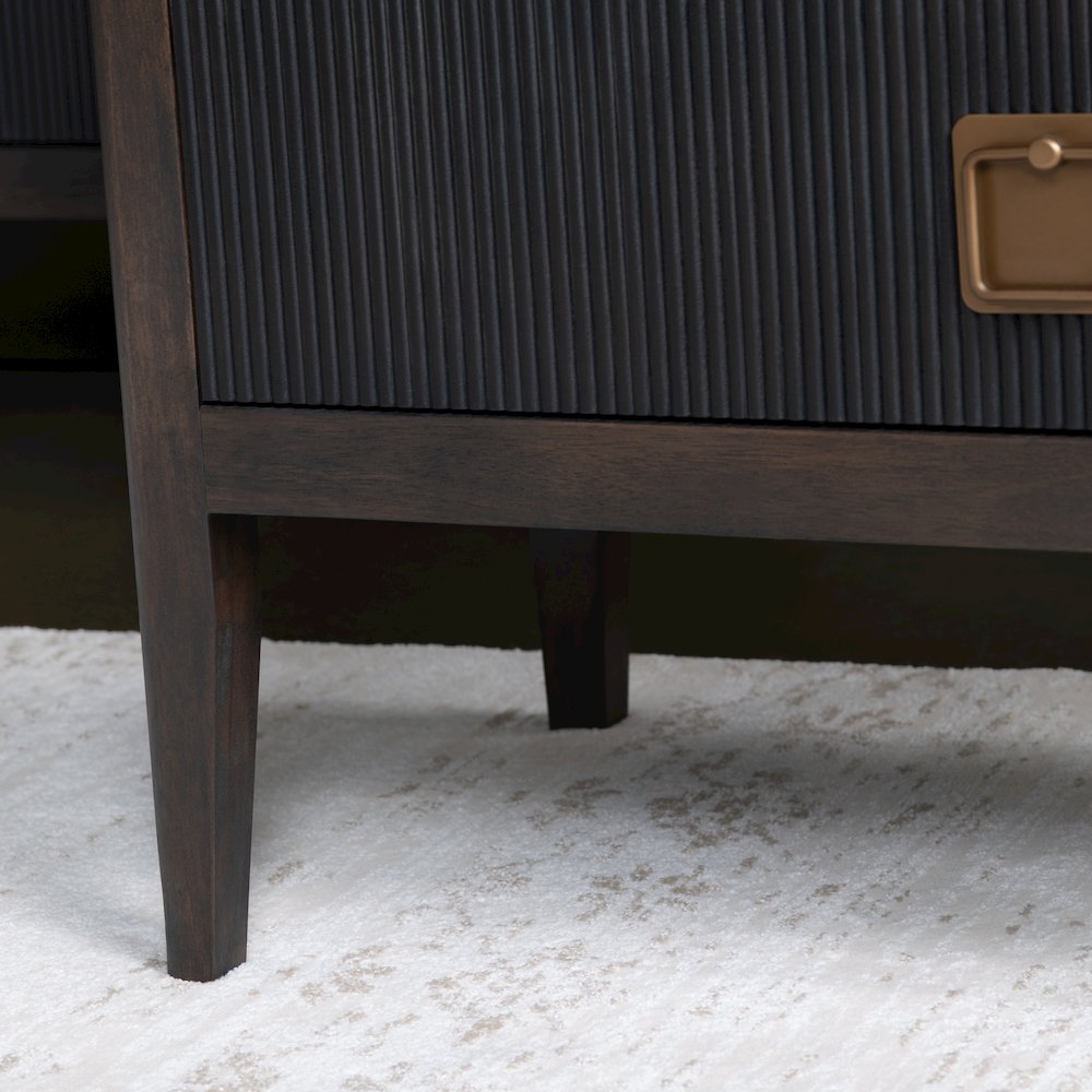 Worthington Three-Drawer Chest. Picture 8