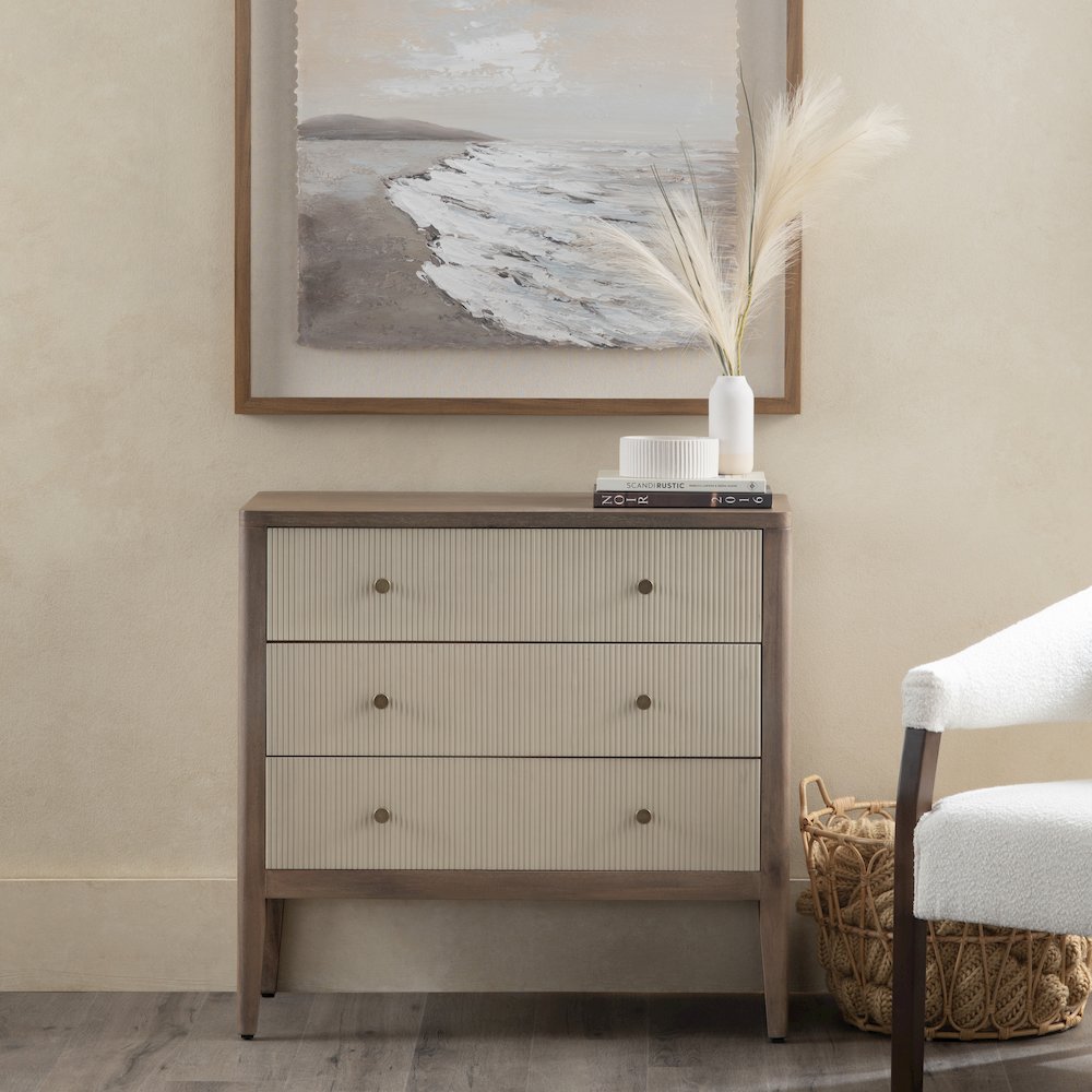 Three-Drawer Chest. Picture 1