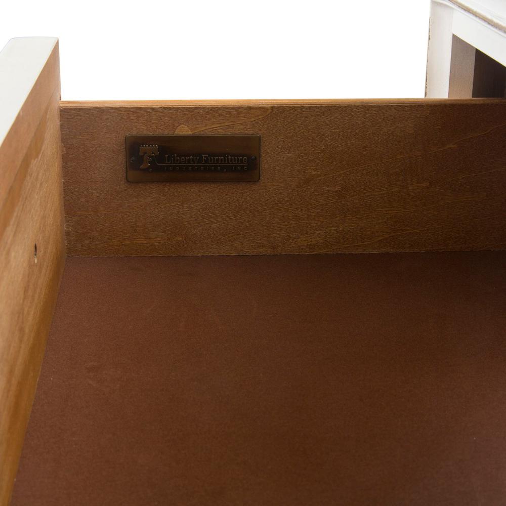Magnolia Manor 5 Drawer Chest in Antique White. Picture 10
