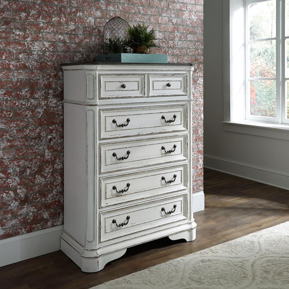 Magnolia Manor 5 Drawer Chest in Antique White. Picture 12