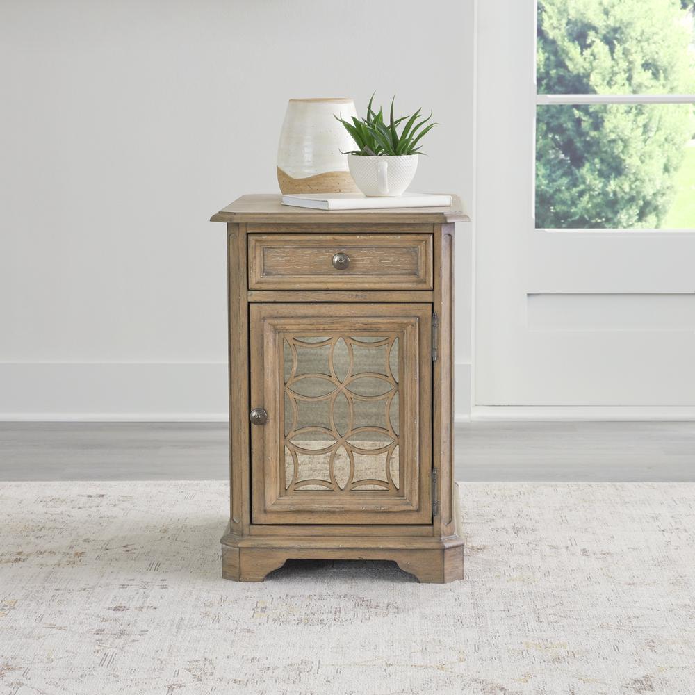 Magnolia Manor Chair Side Table in Weathered Bisque. Picture 1
