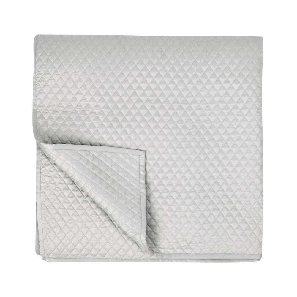 Winthrop 100% Sateen Silver Queen Quilt by Kosas Home. Picture 1