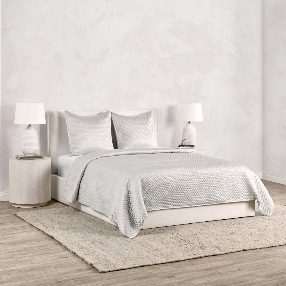 Winthrop 100% Sateen Silver Queen Quilt by Kosas Home. Picture 3