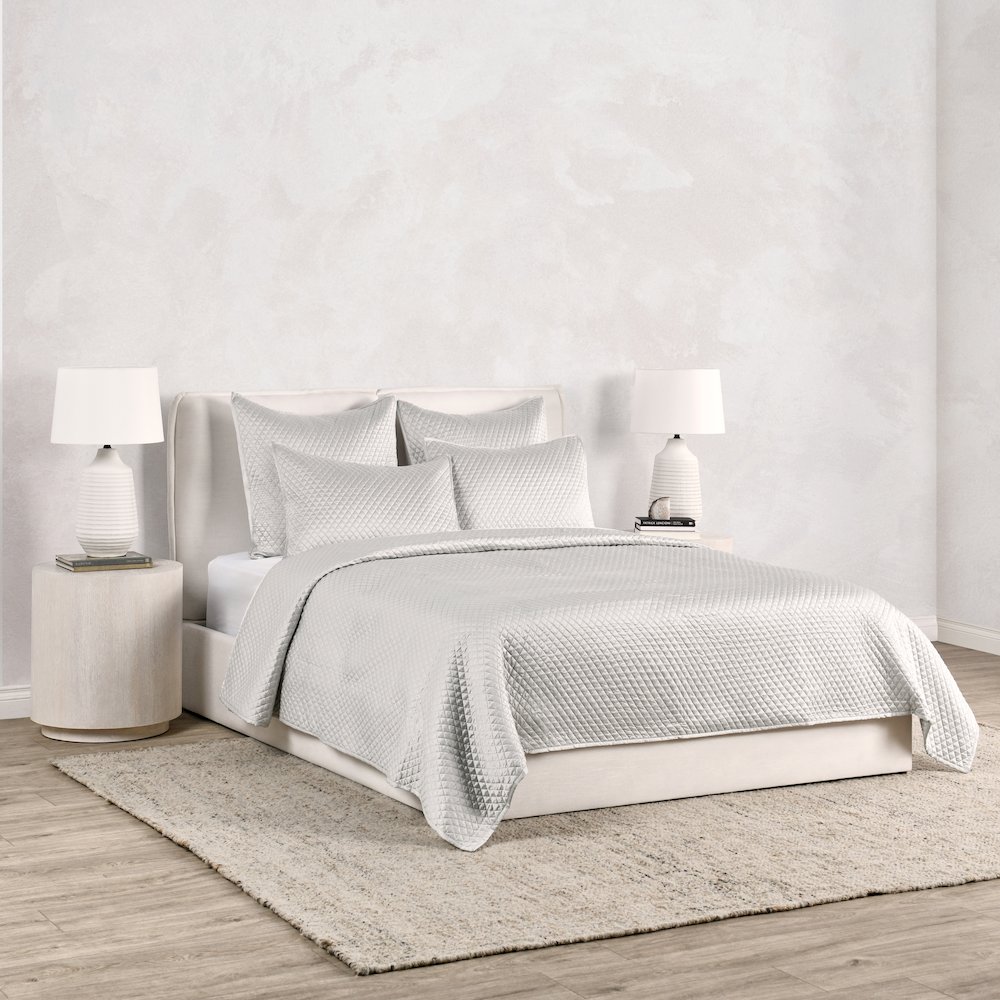Winthrop 100% Sateen Silver Queen Quilt by Kosas Home. Picture 5