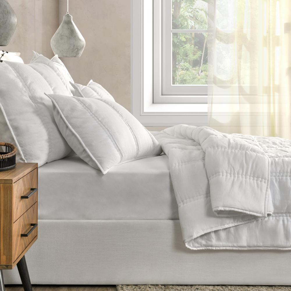 Rowen Sustainable Fabric Cloud White Queen Quilt. Picture 4
